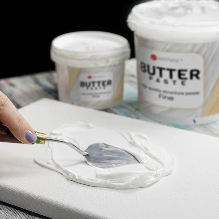 Stesura della pasta strutturale ARTMIE Butter Fine con spatola da pittore