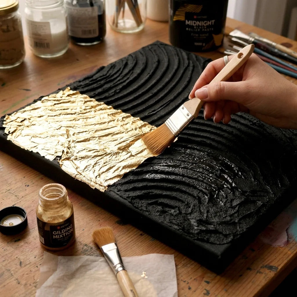 Applicazione di schlagmetal sul rilievo asciutto in pasta nera Midnight
