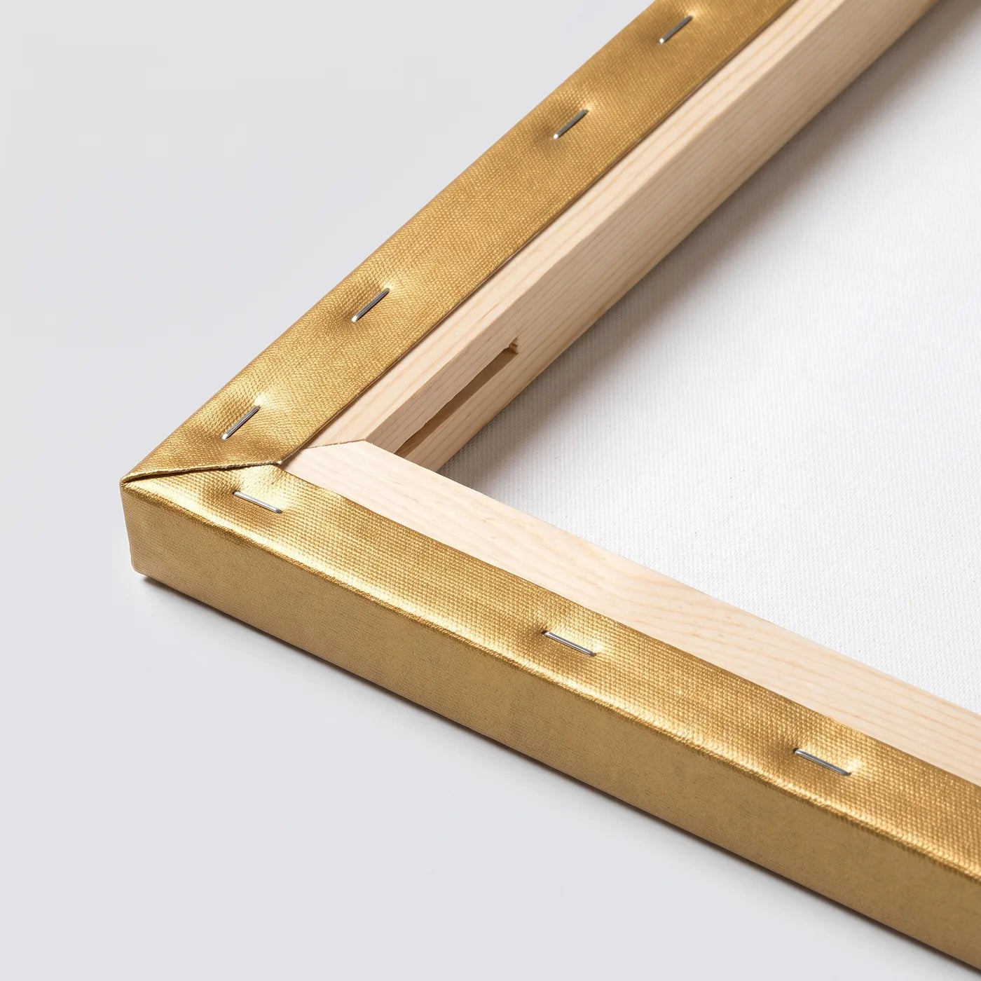 Retro della tela dorata MIDAS — telaio in abete, punti metallici e bordo dorato ripiegato