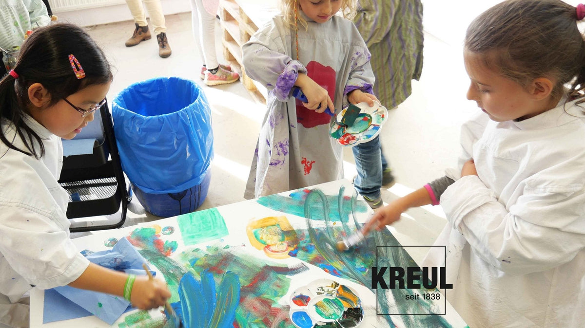Kinder beim kreativen Basteln zu Hause
