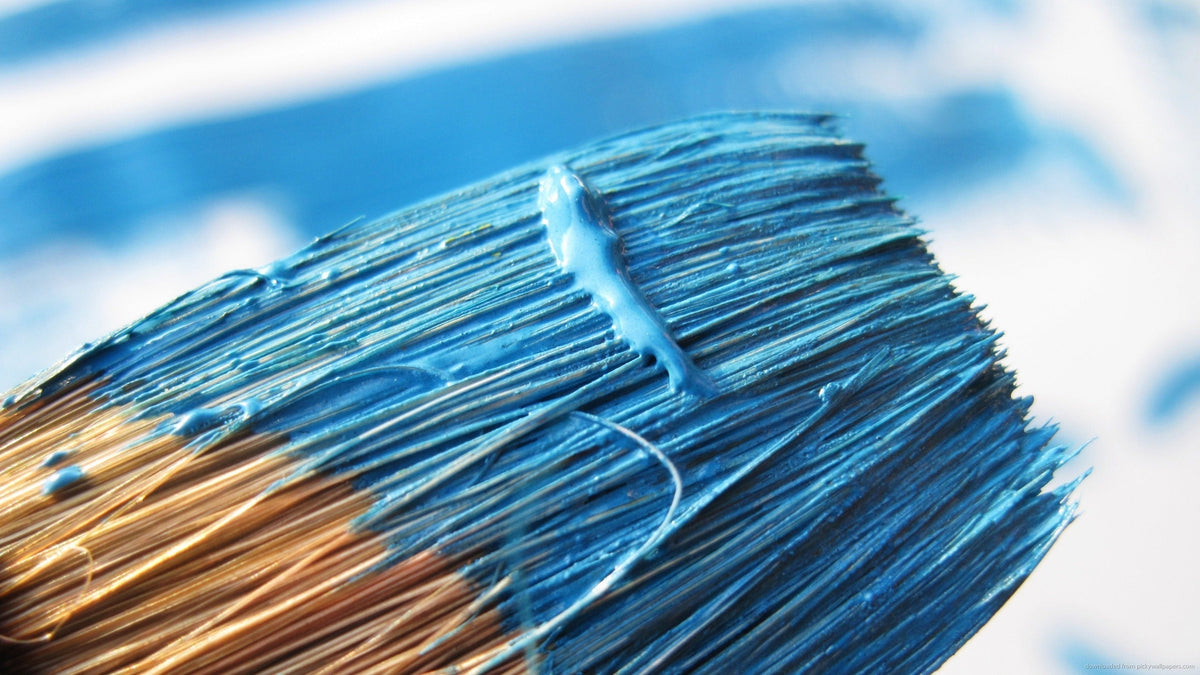 Ein neues, leuchtendes Pigment namens YInMn-Blau in einem Laborgefäß