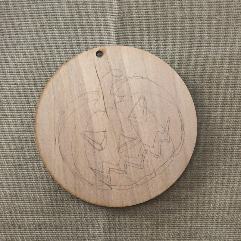 Halloweendecoratie maken: een pompoen schilderen op hout