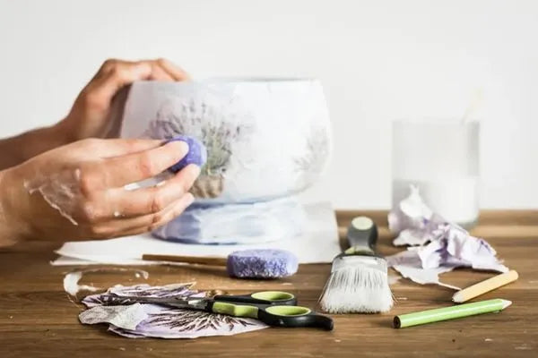 Servietna tehnika: kaj je decoupage in kako se dela?