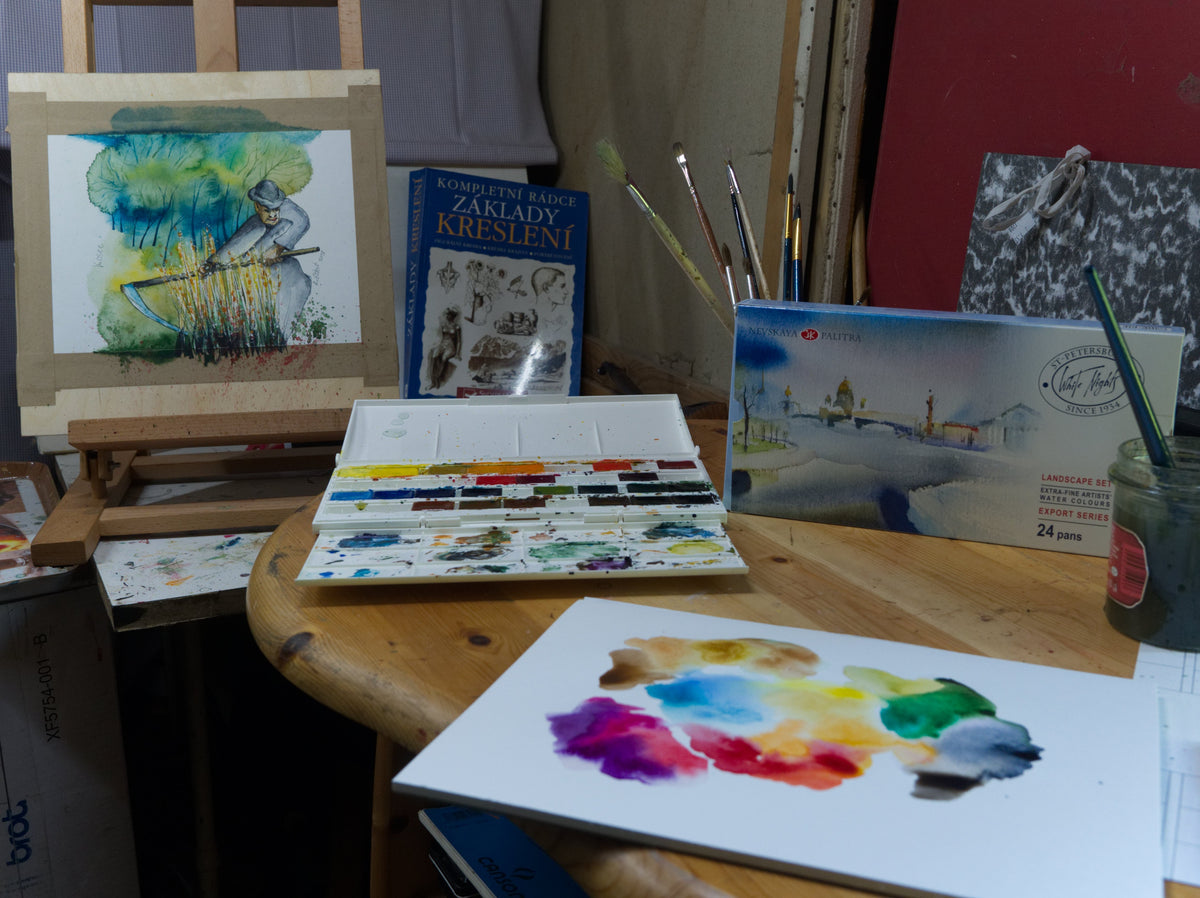 White Nights Aquarellfarben Set auf einem Arbeitstisch