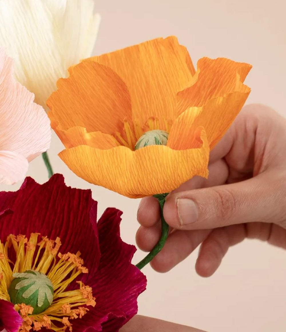 Selbstgemachte Blumen aus buntem Krepppapier