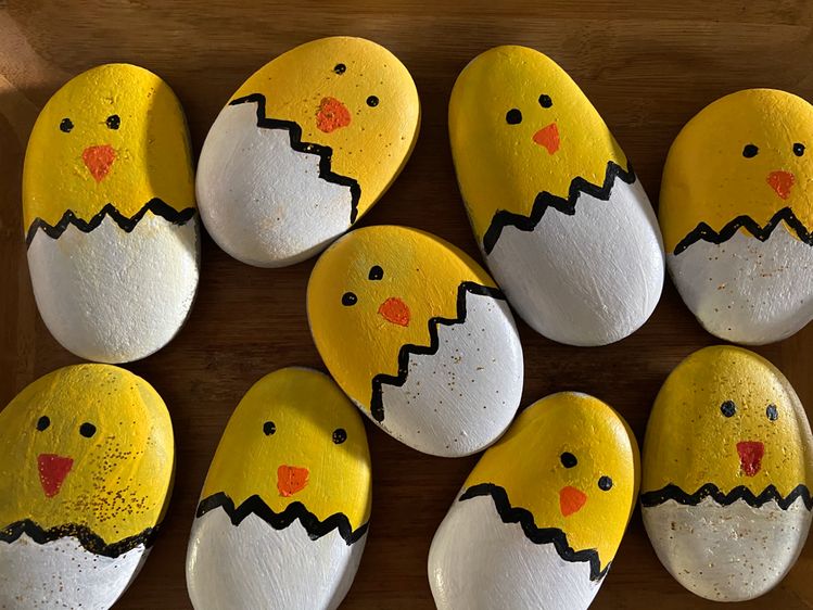 Dipingere con i bambini: sassi come uova di Pasqua