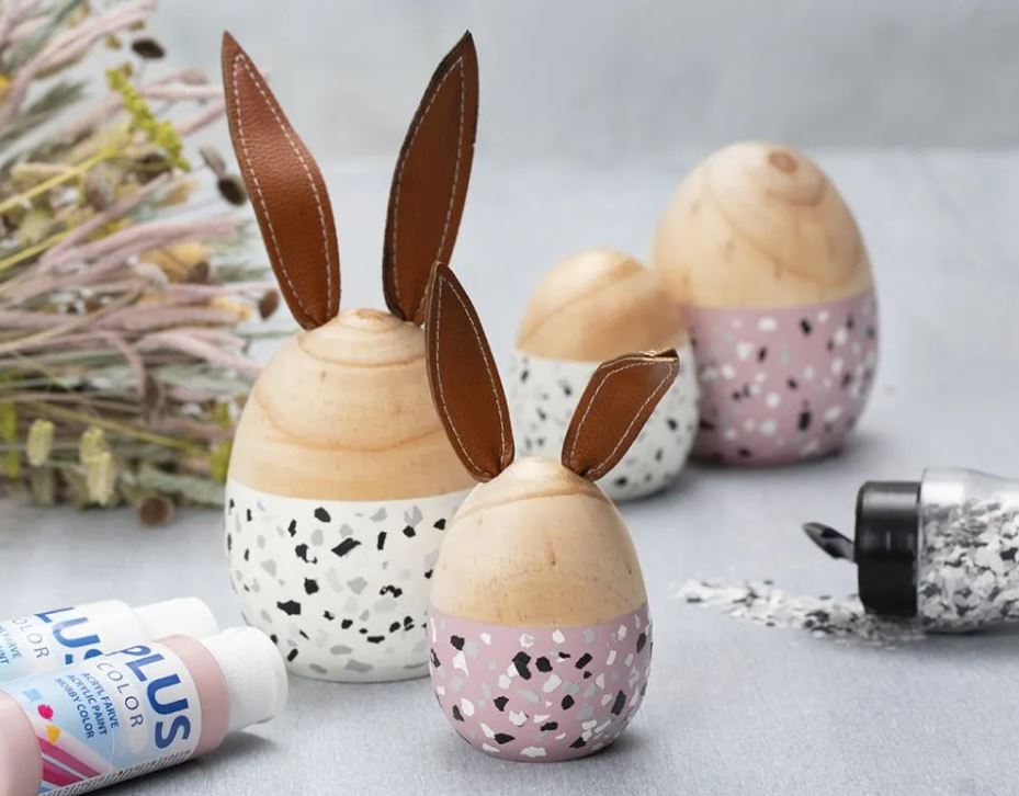 Selbstgemachte Oster-Eier mit Glitzer verziert