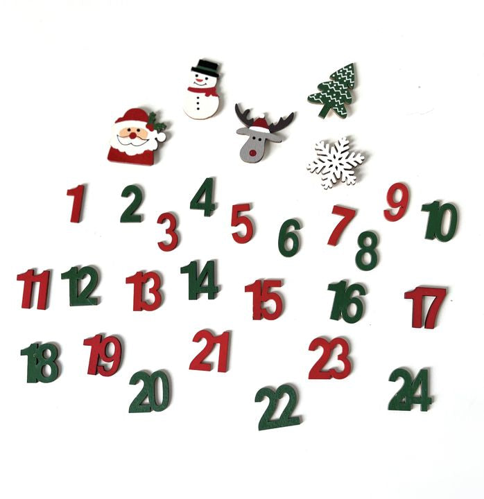 Calendario dell'Avvento con ornamenti in legno