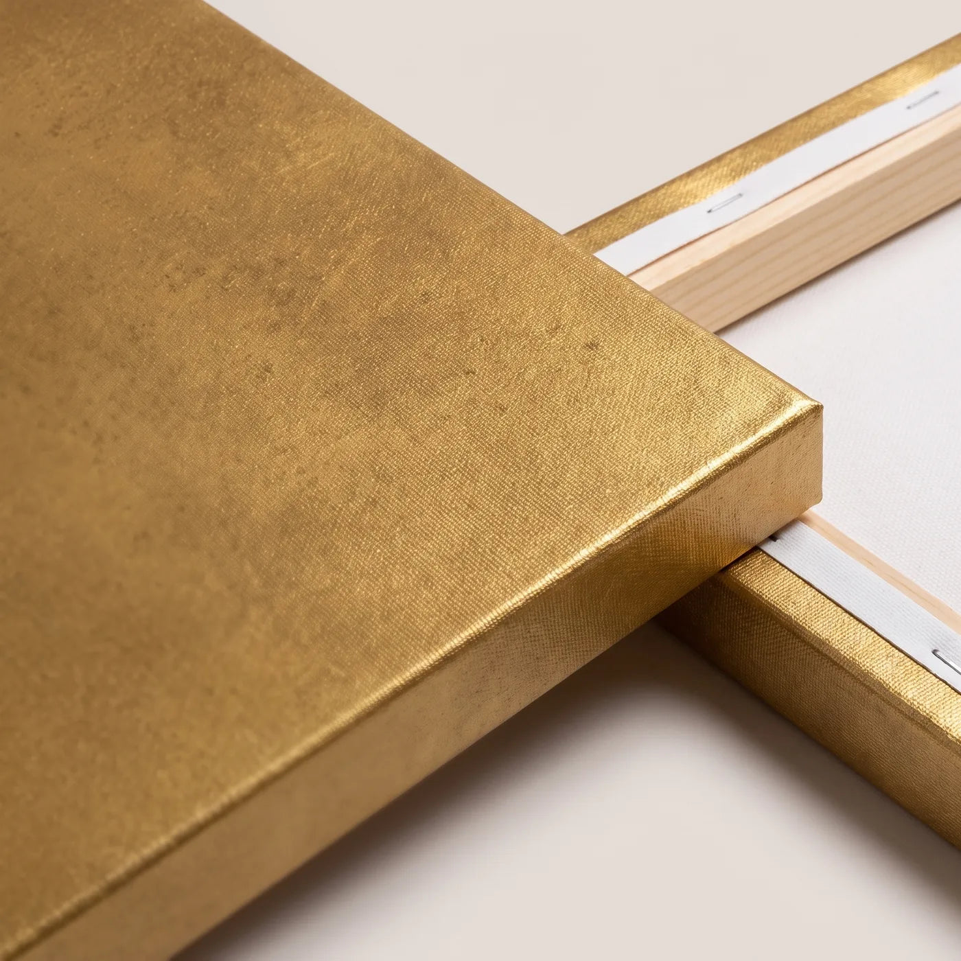 Superficie oro metallizzata della tela MIDAS e il lato ripiegato