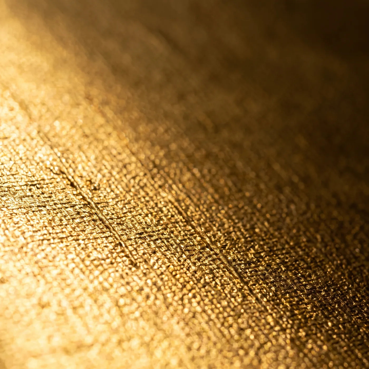 Macro della trama di cotone visibile sotto l’imprimitura dorata della tela MIDAS