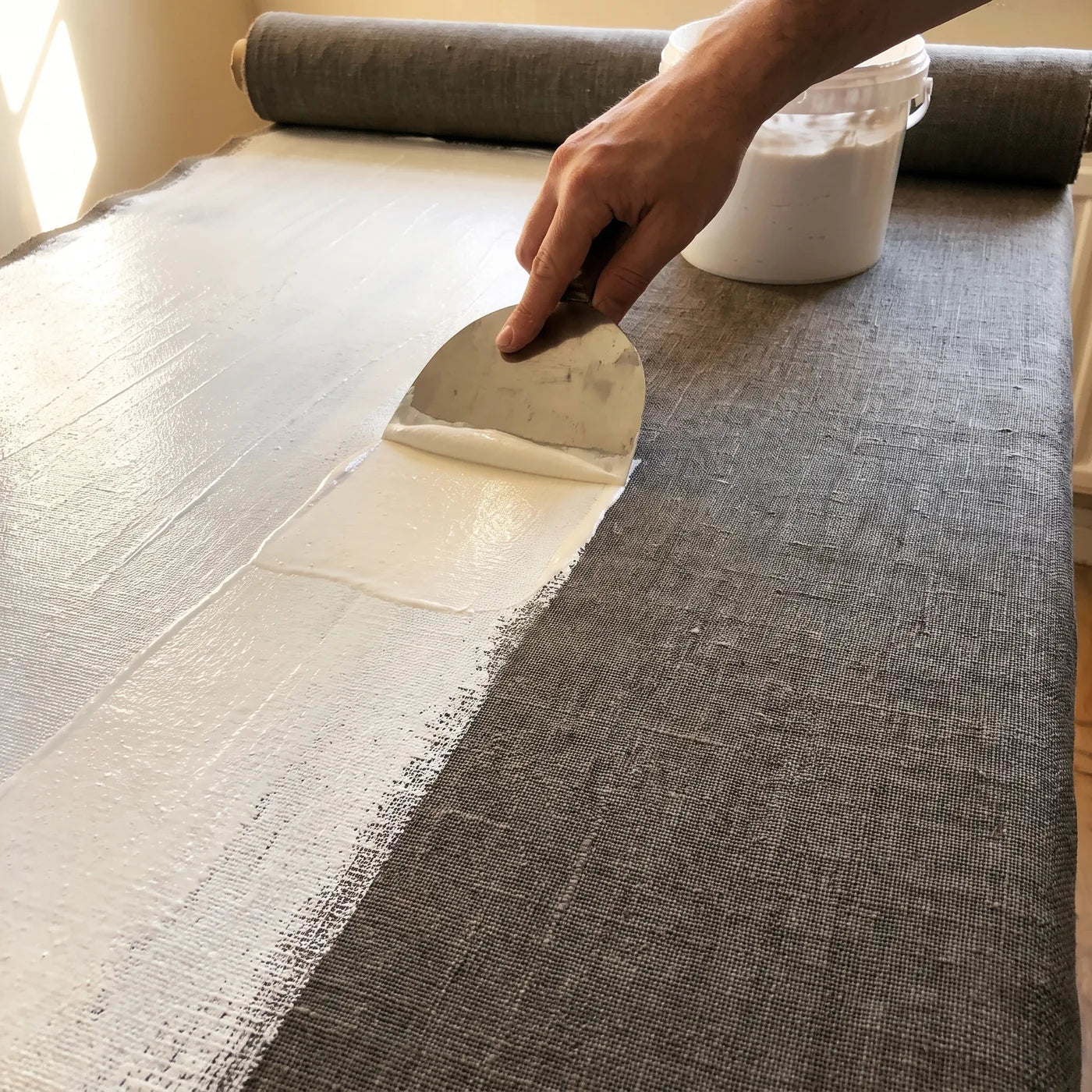Applicazione di due strati di gesso acrilico sulla tela di lino MUSEAL