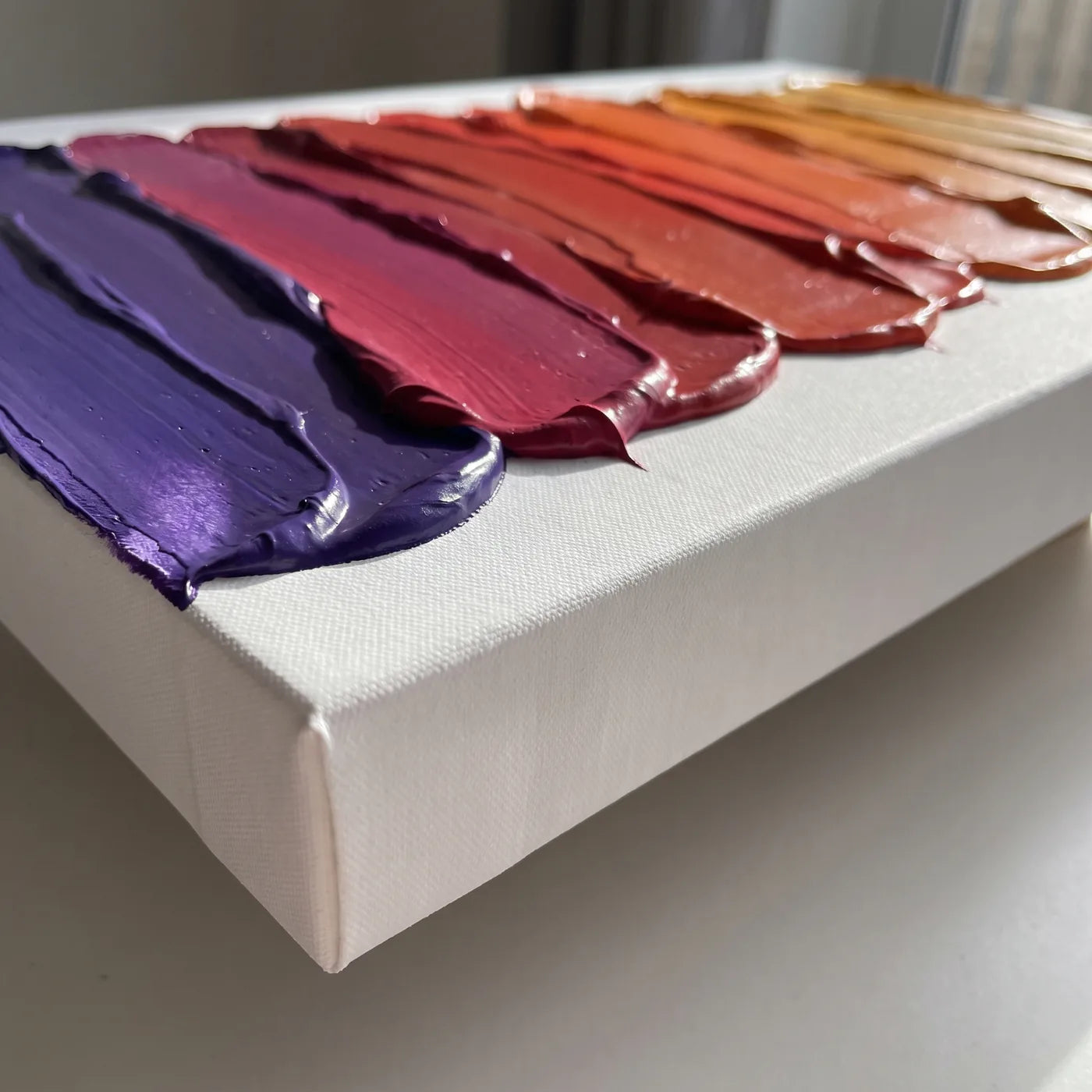 Bordo della tela 3D+ di lato — lato bianco profondo 5,8 cm e fasce di colore acrilico denso stese con la spatola, ognuna di un colore diverso, che insieme formano un passaggio dal viola all’ambra