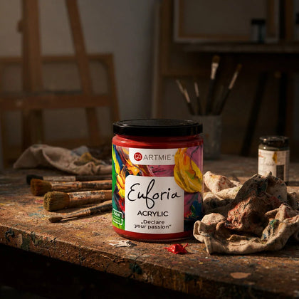 Barattolo di colore acrilico denso ARTMIE Euforia 430 ml sul tavolo del laboratorio