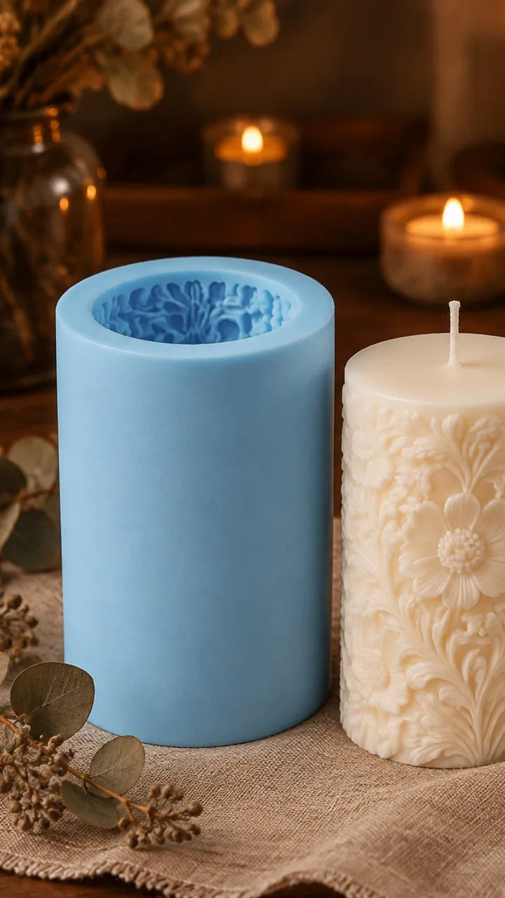 Stampo alto in silicone azzurro per candele e la candela in cera con rilievo floreale colata al suo interno